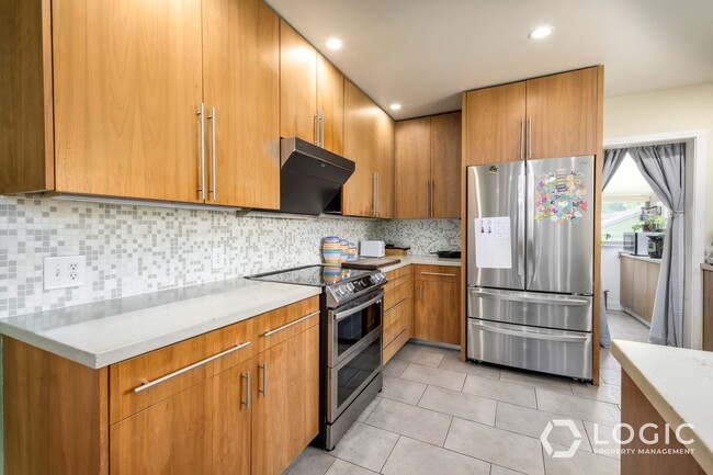 Building Photo - Beautiful Home in Excellent Location!