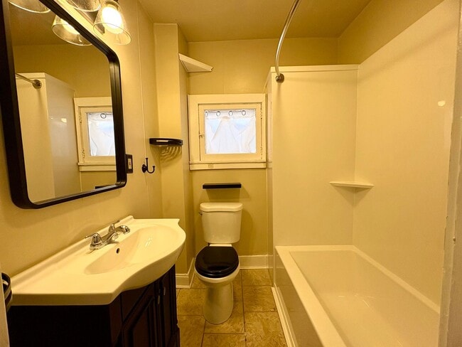 Building Photo - 3 Bedroom 1 Bathroom in Harrisburg!