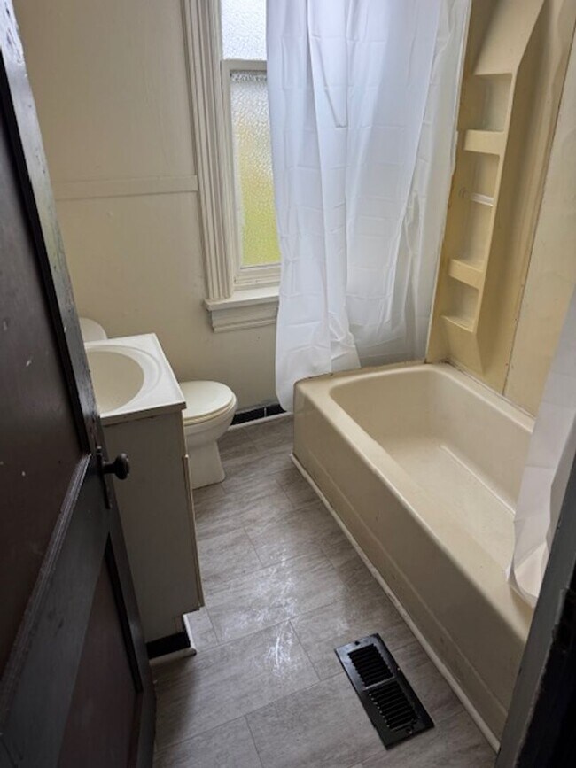 Building Photo - 1158 Mulberry St