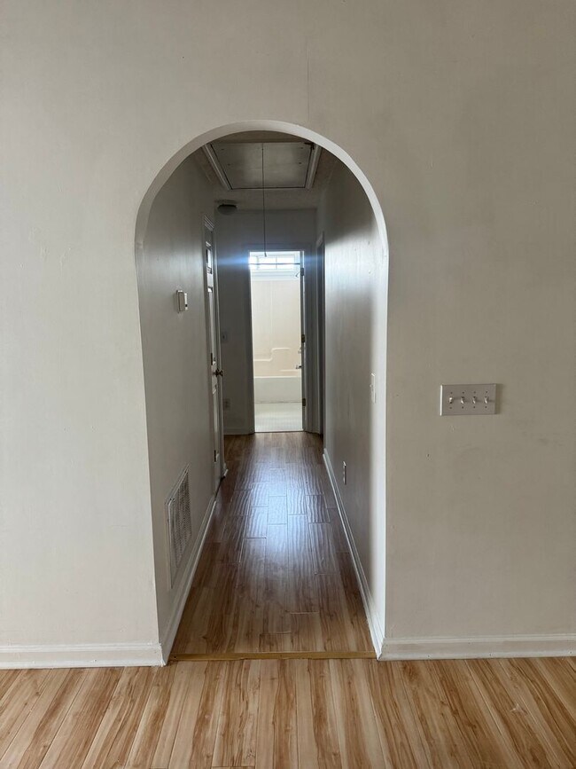 Building Photo - Single-family 3bd/2ba