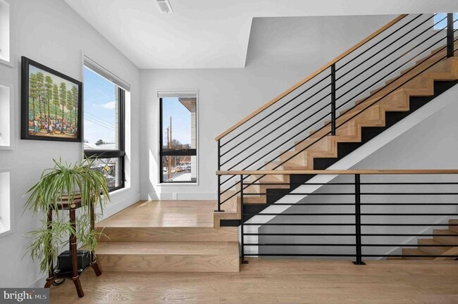 Building Photo - 911 S Oak St