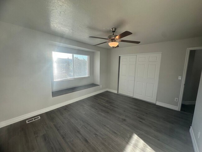 Building Photo - Quiet neighborhood, 3 bedroom, 2 bath home, huge front patio/deck, RV parking!