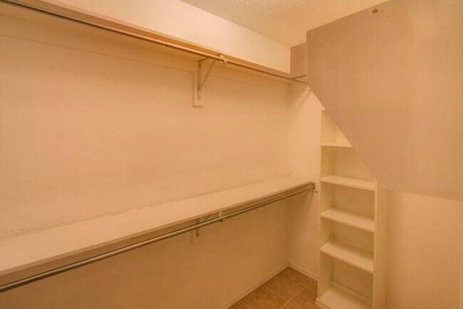 Building Photo - 6908 Chateau Dr