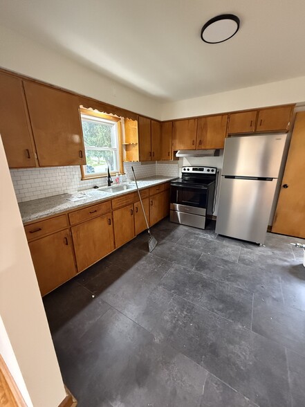 Building Photo - 972 Chester Ave