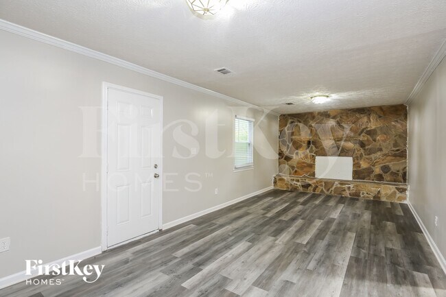 Building Photo - 3800 Charlotte Dr