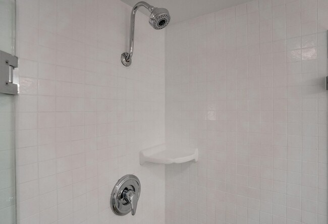 Building Photo - 435 N Oakhurst Dr