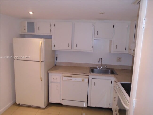 Building Photo - 4176 Inverrary Dr