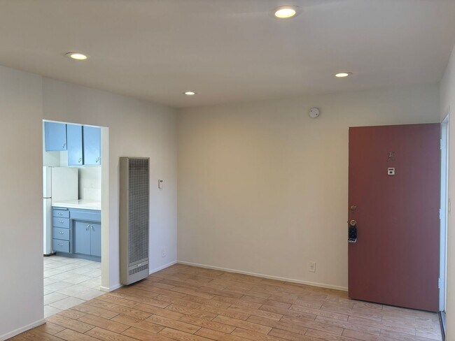 Building Photo - 220 W Spazier Ave