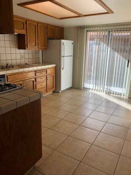 Building Photo - 408 W Felspar Ave