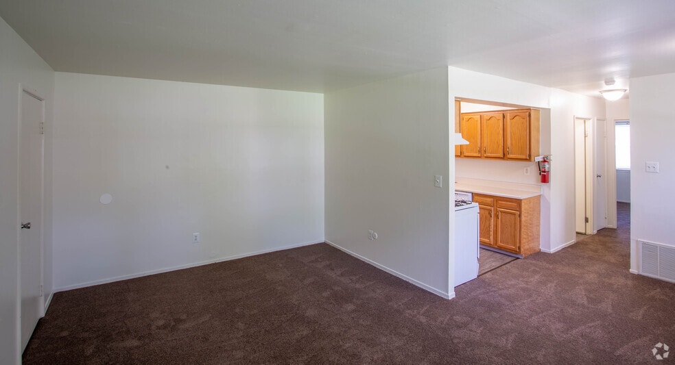 Living Room - Foxwood Manor Apartments