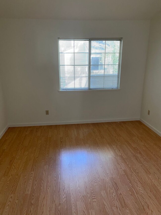 Building Photo - 2 bed 2 bath Condo in Park Almaden available now!