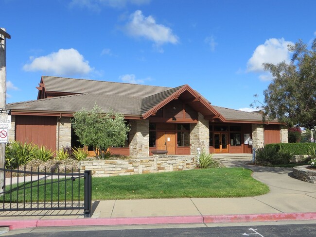 Building Photo - Beautiful Palomares Hills townhouse!