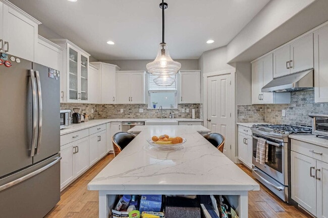 Building Photo - Beautiful mountain views from a Gold Hill Mesa corner lot with a hot tub!
