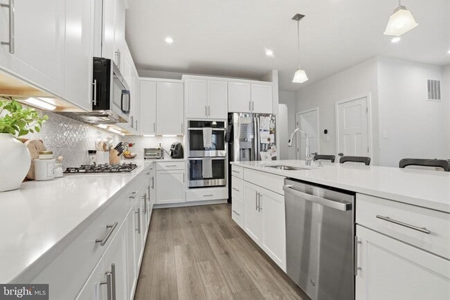 Building Photo - 60 Pratt Ln