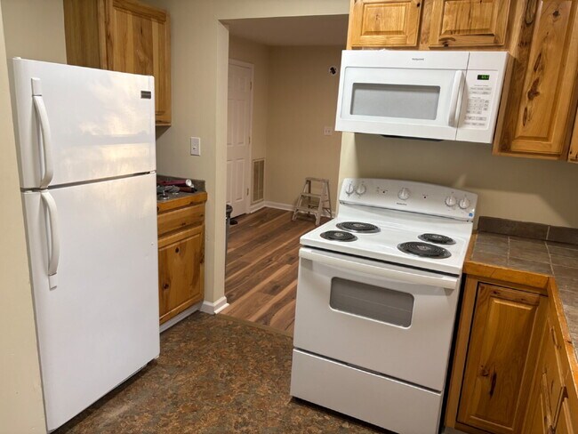 Building Photo - Recently Updated 2 bedroom / 1 bathroom ho...