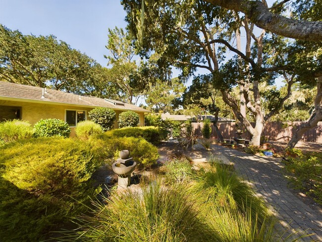 Building Photo - Luxury Living in Pebble Beach