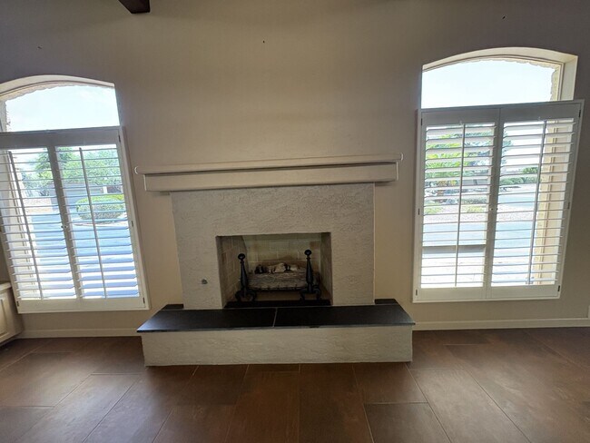Building Photo - Highly sought community of Colonia Verde