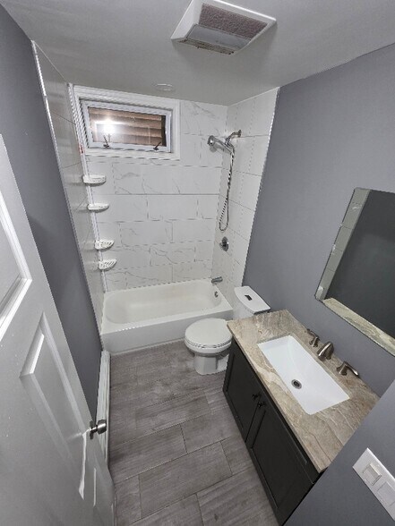 Building Photo - 718 E 18th St