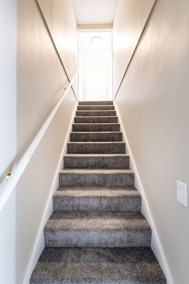 Building Photo - 4 bed 1 bath home for rent