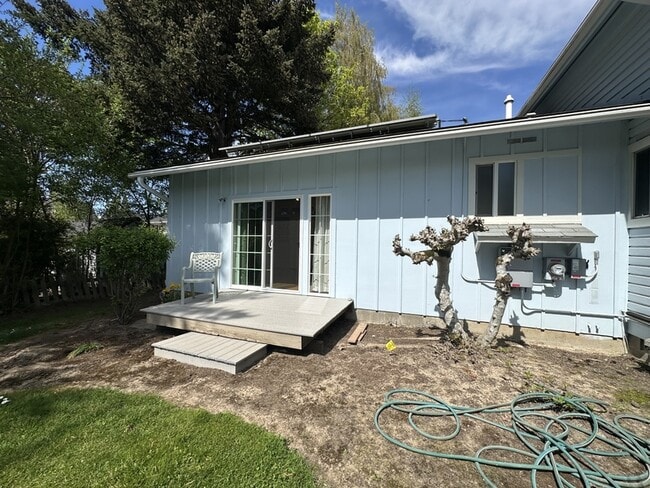 Building Photo - 795 E College St