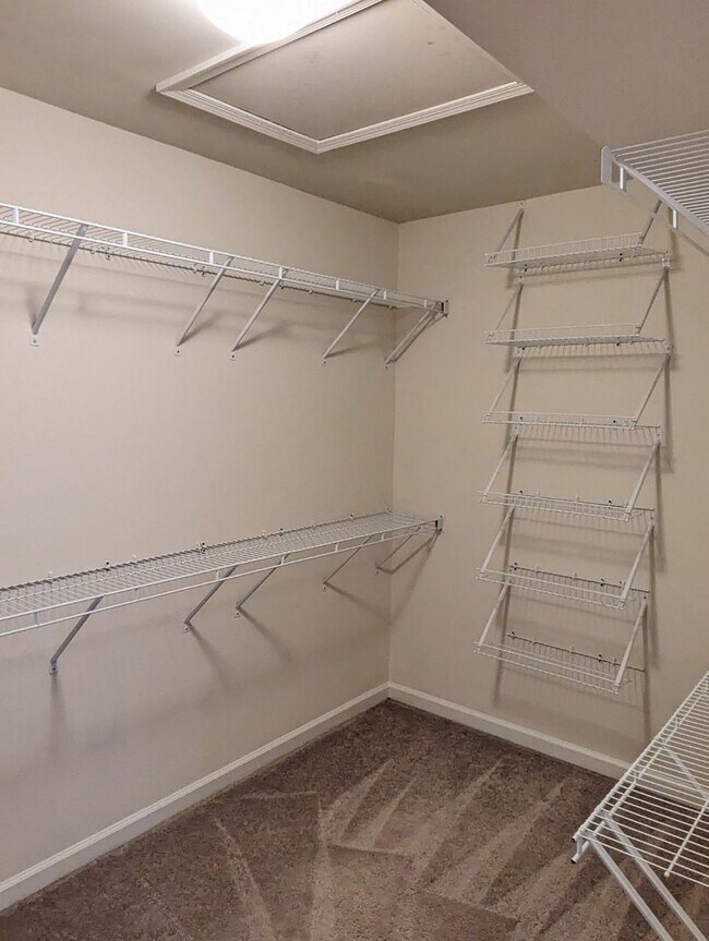 Building Photo - Gorgeous 3 level townhouse in North Potoma...