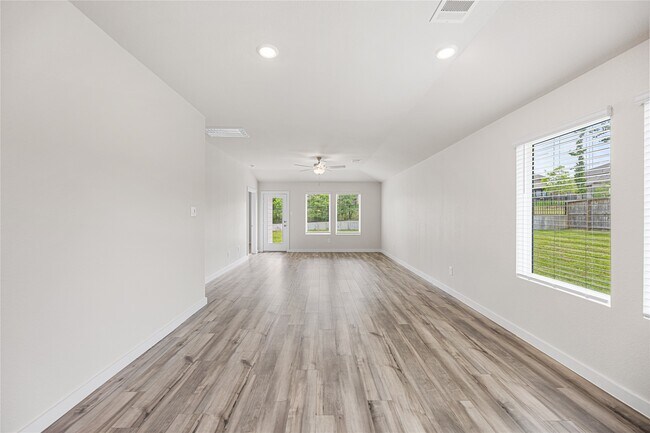 Building Photo - 7103 Blue Oak Dr