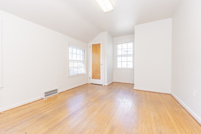 Building Photo - 909 E Ann St