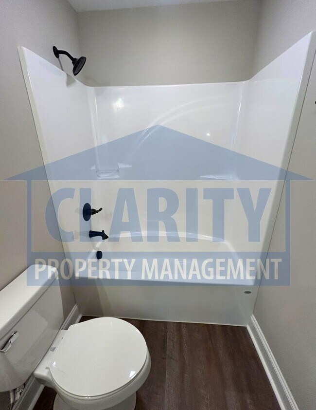 Building Photo - Spacious 4-bedroom home in prime Cleveland...
