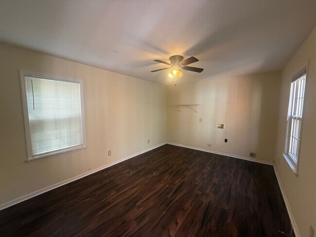 Building Photo - 911 Shady Oak Ln