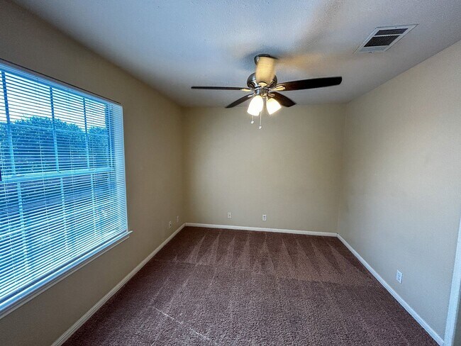 Building Photo - Rare 5 Bedroom in Crystal Knoll Georgetown