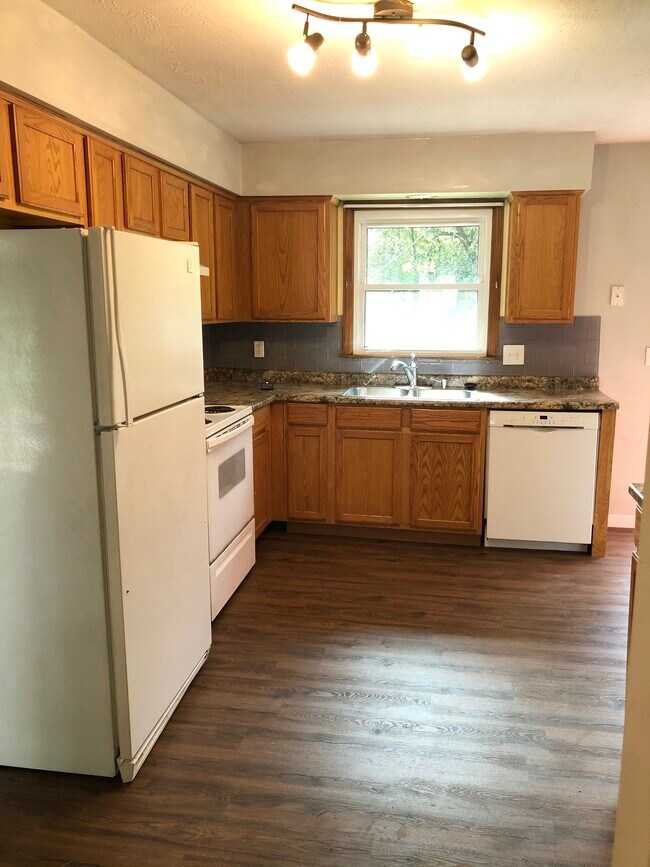 Building Photo - 2540 Cedarwood Ave