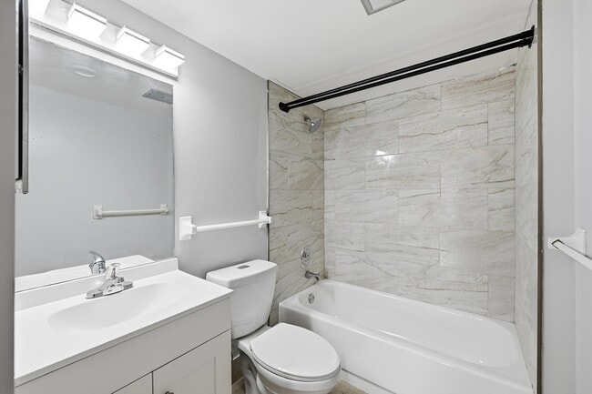 Building Photo - 4158 Inverrary Dr