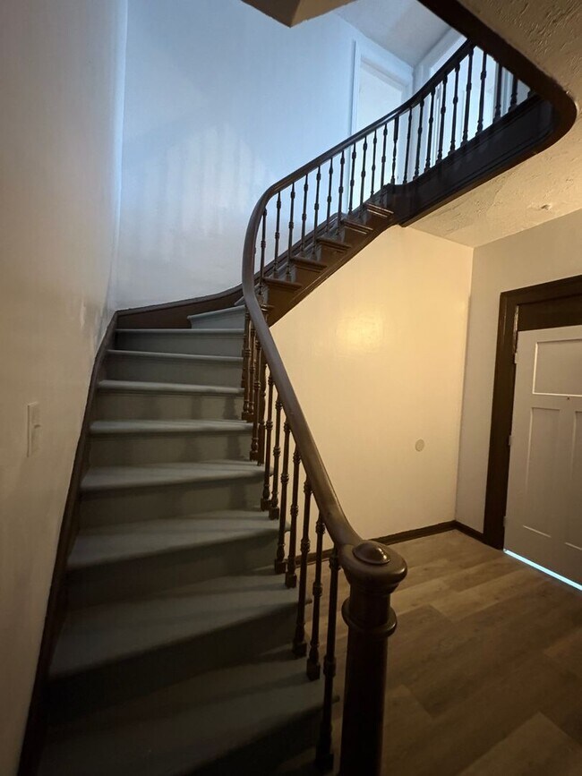 Building Photo - 118 College Pl