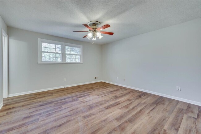 Building Photo - 3 Bed/2Bath home with garage, sunroom, and shed in Martinez