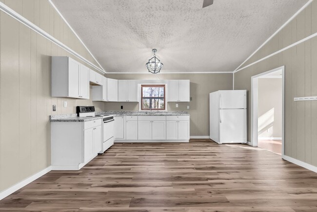 Building Photo - Dover Area-Renovated