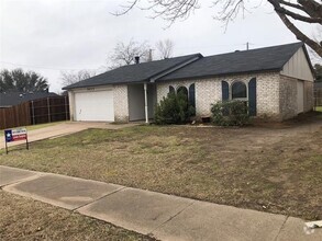 Building Photo - 7433 Sandhurst Ln S