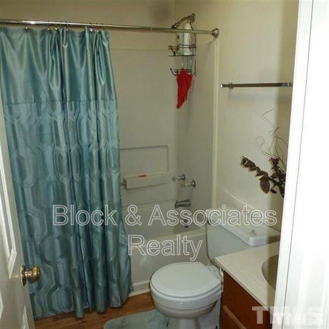Building Photo - 124 Oak Hill Loop