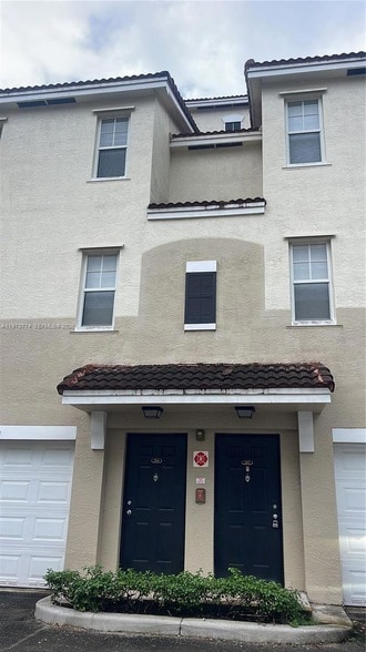 Building Photo - 6020 W Sample Rd