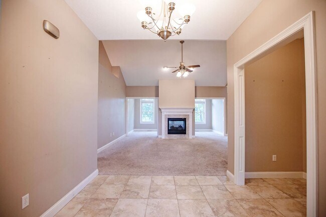 Building Photo - 3 Bed (with 4th bed potential downstairs),...