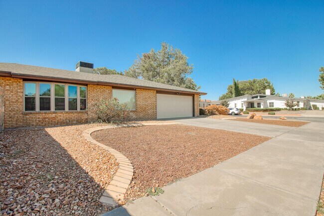 Building Photo - Stunning eastside rental in highly desirable area!