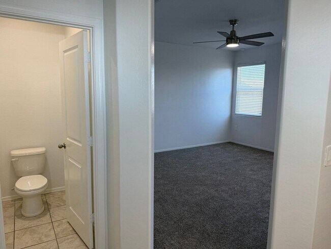 Building Photo - 9427 E Alfalfa Dr