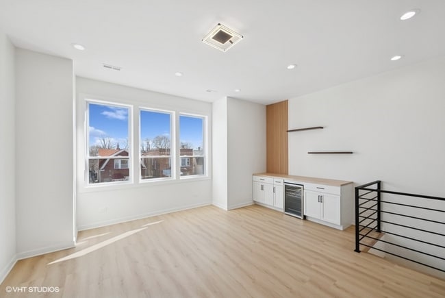 Building Photo - Stunning 3b2b Apartment in Humboldt Park