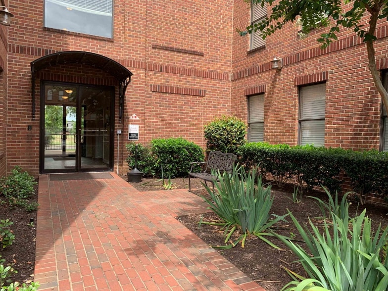 Building Photo - 721 Litty Ct