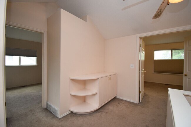 Building Photo - 2122 Rainbow Point Dr