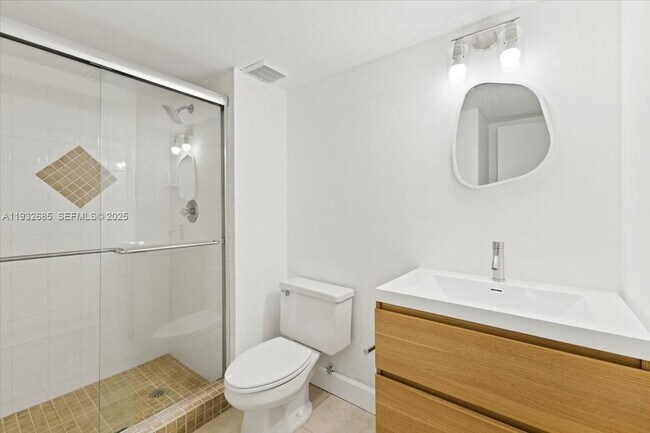 Building Photo - 302 Lakeview Dr