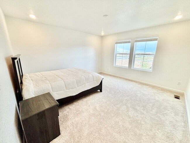 Building Photo - SECOND MONTH FREE RENT!