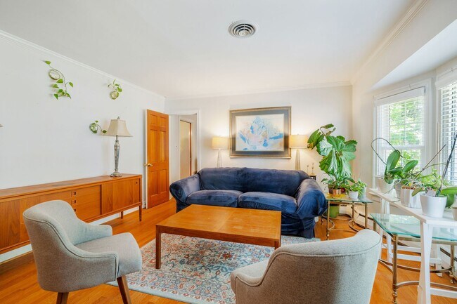 Building Photo - Beautiful Single-Level Home with In-Law Suite and Expansive Yard ***Available Early August 2026***