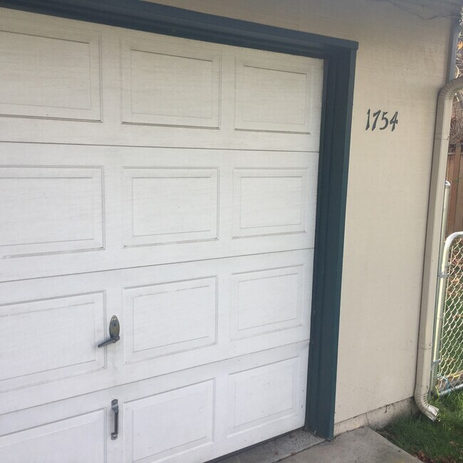 Building Photo - 1754 Rainbow Loop