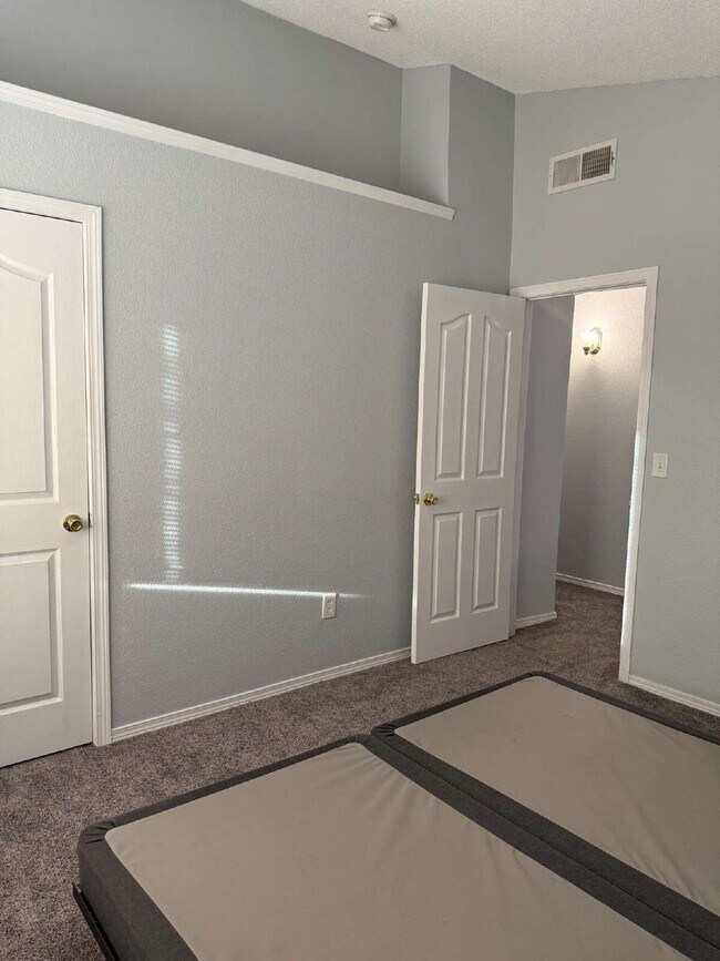 Building Photo - "Charming 3-Bed Oasis with Granite Touches & Cozy Fireplace in El Paso!"