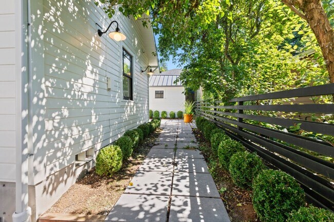 Building Photo - 2Bd/1Ba Seattle Duplex